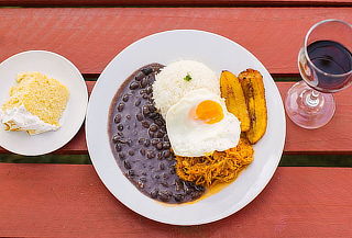 Elige Almuerzo o Cena + Bebida + Postre para Dos Personas