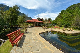 Termas Coñaripe: 1, 2, 3 o 4 noches para 2, desayuno y más