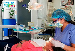 Tratamiento dental a elección con limpieza o blanqueamiento