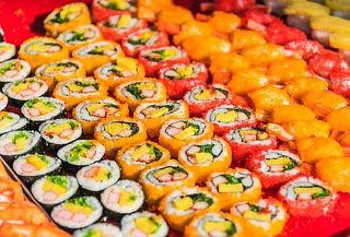 Detalle 100 piezas mixtas de sushi