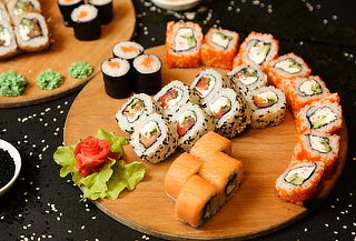 ¡Disfruta! 50 Piezas del mejor Sushi