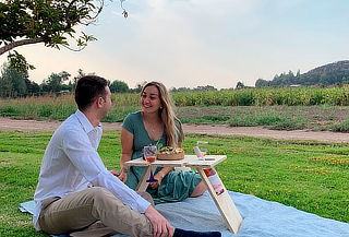 Hermosa mesa de picnic para 4 copas y una botella