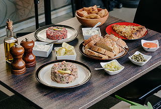 Almuerzo o Cena en Más Que Krudos