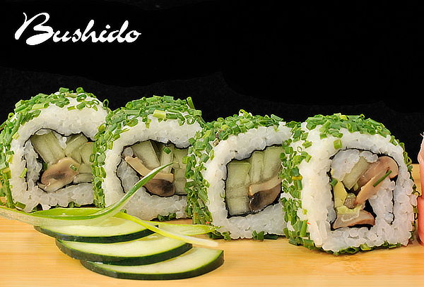 Sushi Bushido para 2: Entrada + 3 Rolls + Postre + Bebidas