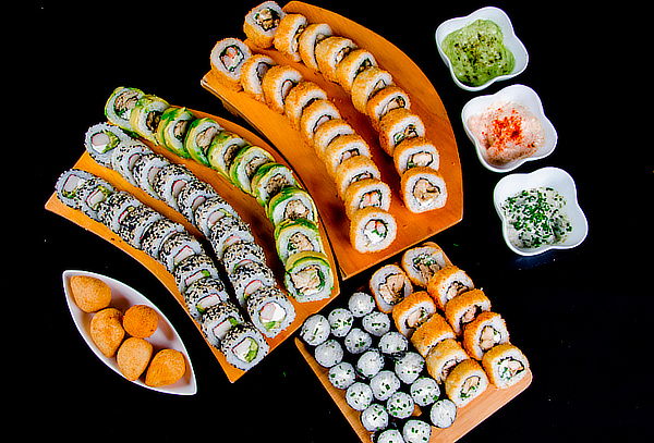  80 piezas de sushi + 10 bokkados brasileños.