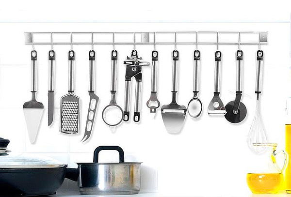 Moderno utensilios de cocina con barra Foto de stock 530555515