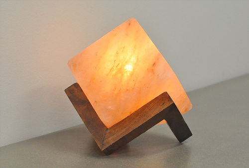 Lámpara de sal modelo cubo con base de madera