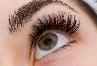Extensión Pestañas Racimo + Perfilado Cejas + Pigmentación