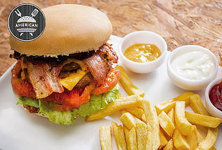 2 Sándwiches con papas fritas, opción a 2 bebidas