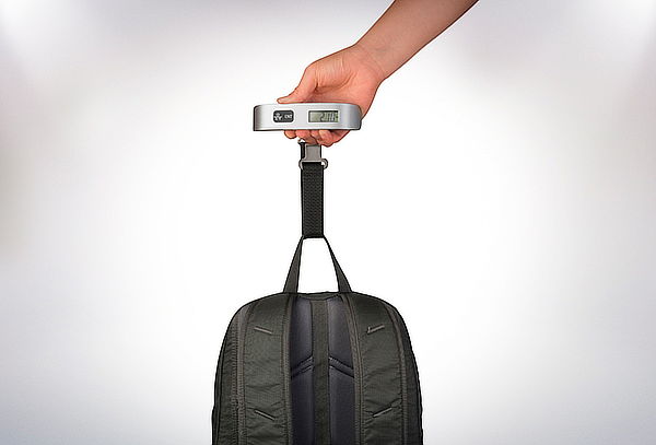 Tutorial para utilizar correctamente la balanza de equipaje  En este  tutorial te mostramos cómo utilizar la balanza para equipajes  correctamente, sin riesgo a que muestre mal el peso o se rompa