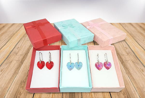 Delicado par de aros en forma de corazón 