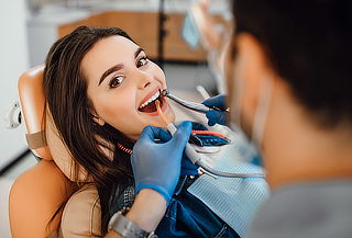 Tratamiento dental a elección con limpieza o blanqueamiento