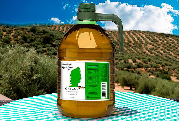 Nunca compres el aceite de oliva virgen extra en botellas claras
