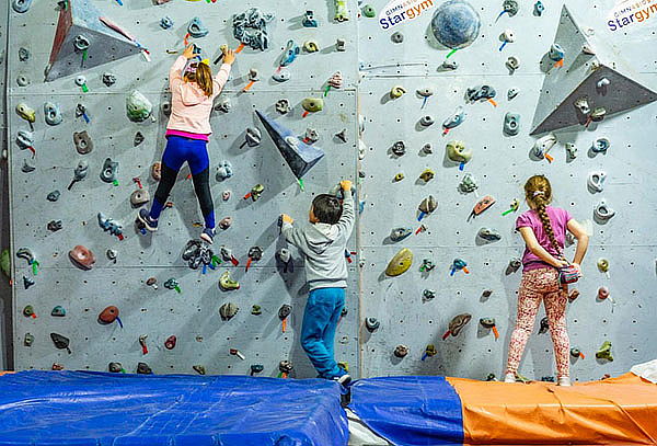 Clases de escalada para niñas y niños en beUp Burgos