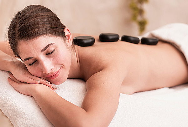 Experiencia de masaje mixto con piedras calientes y más