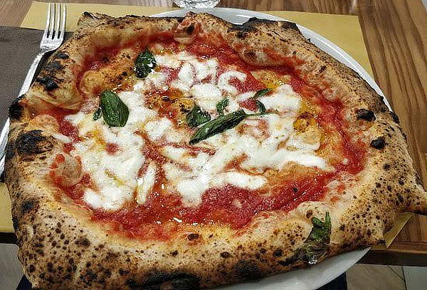 1 pizza familiar + 2 bebestibles en Pulcinella