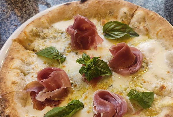 1 pizza familiar + 2 bebestibles en Pulcinella