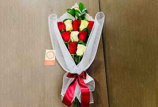Ramo de 10 Rosas Combinadas con retiro o despacho