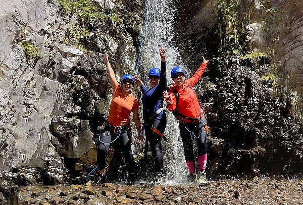 Vive la experiencia con tus amigas! Hiking+Canyoning