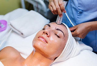 Limpieza facial +Dermapen, coktail de vitaminas +fototerapia