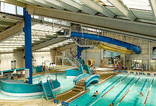 Entrada a Piscina Temperada con Toboganes, Club Recrear