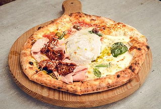 1 Pizza tipo Napolitana tamaño 33 cm + 2 bebestibles 
