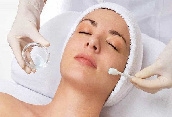 Aplicación de Peeling Químico Facial Despigmentante-Anti Age