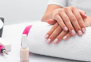 Manicure Completa con Esmaltado Permanente + Exfoliación