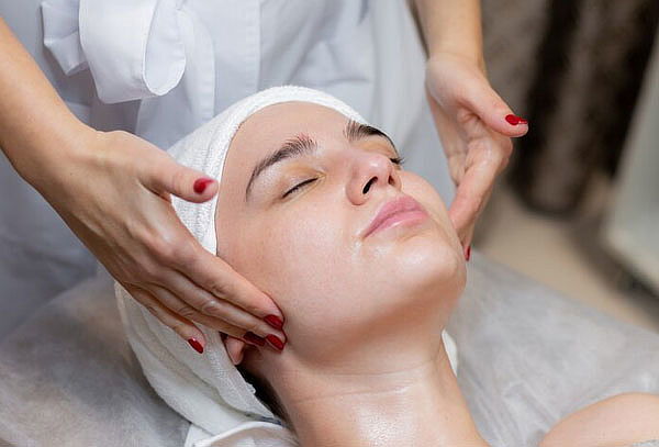 Día de Spa:Masaje de Relajación en Espalda + Limpieza Facial