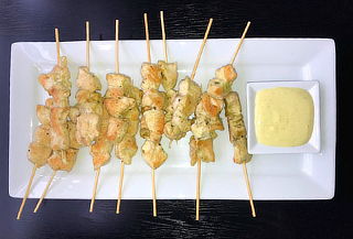 30 Brochetas de Pollo con Salsa de Mostaza