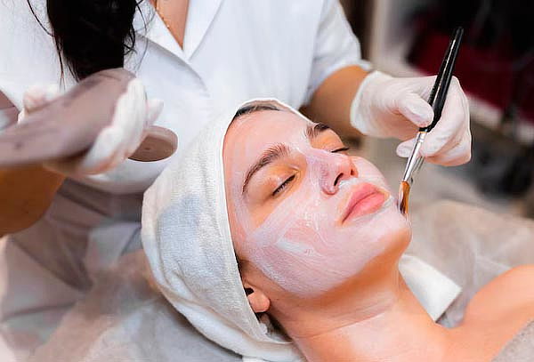 Limpieza Facial + Pink Glow con Microneedling