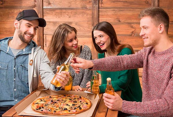 Bar Teatro Fiebre: Tenedor Libre de Pizza + Refill Cerveza!