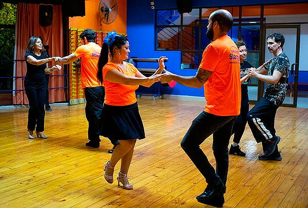 8 clases de baile a elección: Salsa, Bachata, Tango y más