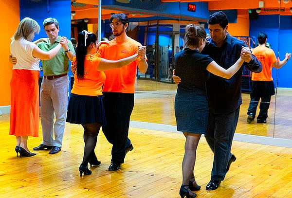 8 clases de baile a elección: Salsa, Bachata, Tango y más