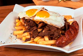 1 Parrillada (Pollo, Carne, Papas Fritas, Longaniza) y MÁS 