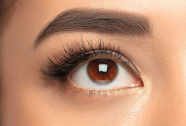 Lifting de pestañas+ perfilado de cejas +manicure permanente