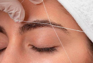 Depilación Facial Completa con Hilo + Perfilado de Cejas