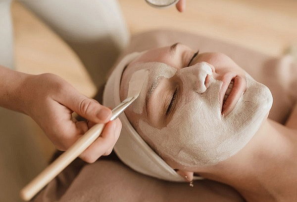 Facial Revitalizante: Higiene, Exfoliación y Hidratación 