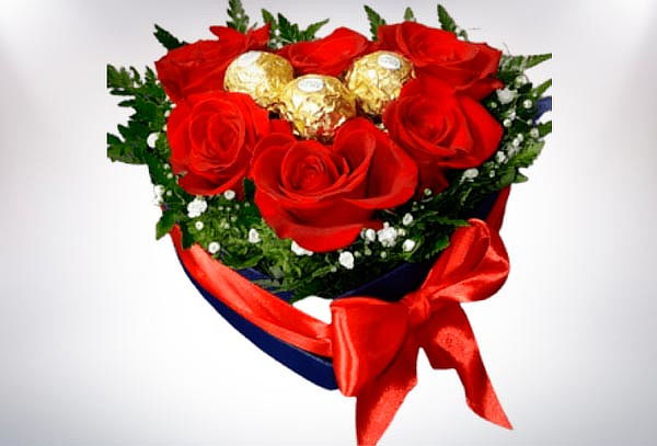 Box Corazón de 7 Rosas y 3 Bombones Ferrero 