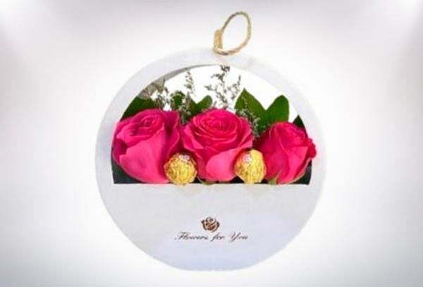 Arreglo Metálico de 3 Rosas Fucsias y 2 Bombones