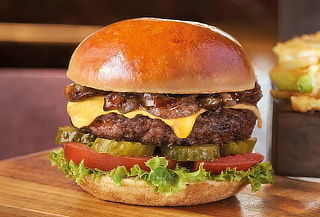 Tony Roma's: 2 Hamburguesas de 200g + 2 Bebidas Refill