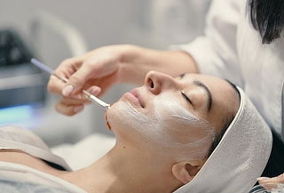Limpieza facial premium con aparatología + Laminado de cejas
