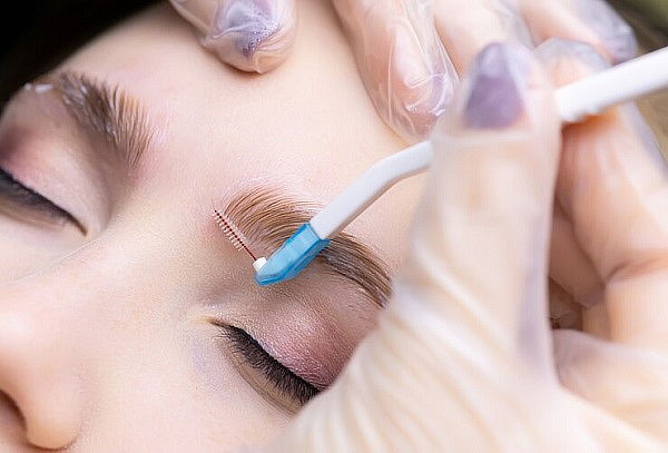 Limpieza facial premium con aparatología + Laminado de cejas