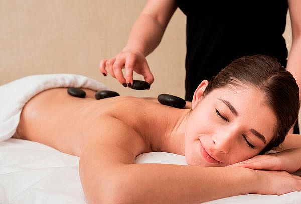 Masaje de Relajación + Piedras Calientes en Clínica Balance