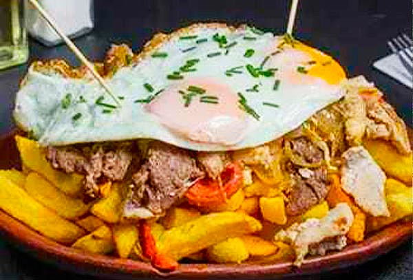2 Hamburguesas ó 1 Chorrillana + Schop para 2 + Show