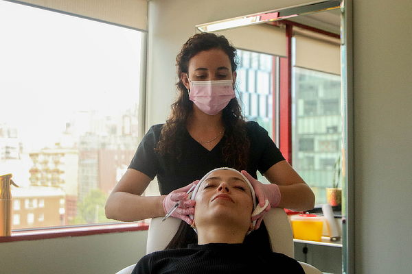 Aplicación de vitaminas faciales 