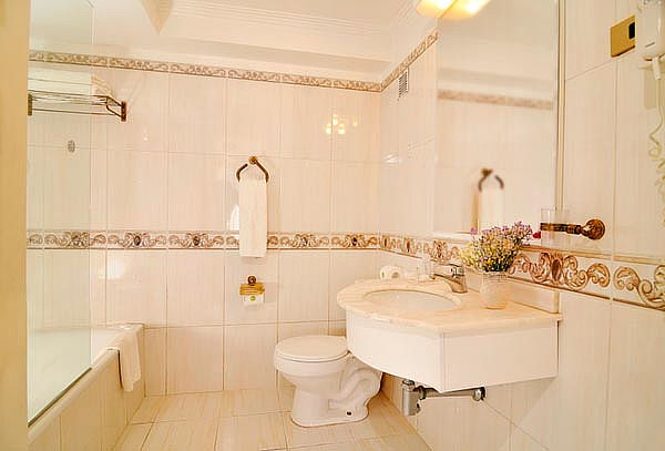 1 o 2 Noches + Desayuno+Piscina para 2 en Hotel Gran Palace