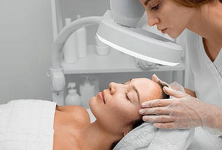 Limpieza Facial con Fototerapia y Extracción Manual