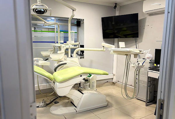 Implante Dental + Corona Porcelana en MediDentists