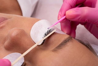 Lifting de Pestañas + Tinte + Nutrición + Limpieza de Cejas